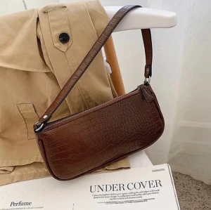 brun axelväska - en brun axelväska från by anastasia, nypris: 349kr 🥰