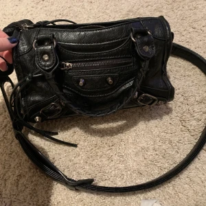 Inspirerande Balenciaga väska  - Säljer min inspirerande Balenciaga väska, fint skick, säljer då den inte kommer till andvänding längre. Frakten tillkommer på Max 80 kr också. BUDA I KOMMENTARERNA FÖR ATT FLERA ÄR INTRESDERADE, budgivning slutar på fredag 6/11