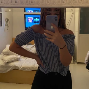 OFF-SHOULDER TOPP - En söt offshoulder topp från bershka. Randig i blått och vitt. Storlek XS💜🤩 köpare står för frakt, pris kan diskuteras 