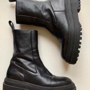 Svarta boots från Zara - Från zara och är som helt nya, endast använda inomhus. Lånade bilder från förra säljaren. Storlek 38. Nypris 1000kr. 