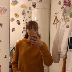 Gul hoodie strl m hm - Gul hoodie i strl m köpt på hm. Använd men fint skick förutom att det är en slitning vid armen ( sista bilden) därav det billiga priset. Färgen stämmer bäst med den första bilden, tveka inte att skriva om ni har några frågor eller vill ha fler bilder!💕 frakt tillkommer 