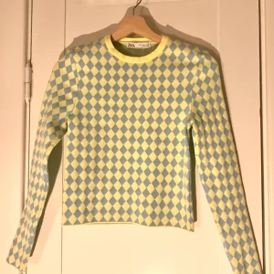 Rutig/rombmönstrad tröja från Zara, S - Superfin blå-och gulrutig/rombmönstrad tröja från Zara. Storlek S (ganska liten i storleken). Jättebra skick då den endast är använd en gång. Kan hämtas upp i Malmö/Stockholm eller skickas mot fraktavgift.