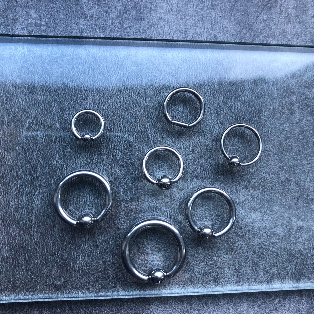 Piercingsmycken från laboro lagret. Finns alla möjliga typer av smycken. Hör av dig vad du söker! Piercing smycken för öra, tunga, näsa, ögonbryn, läpp, hand, arm, fotled och mycket fler. I matrial som titan, kirurgiskt stål och i äkta silver! . Accessoarer.