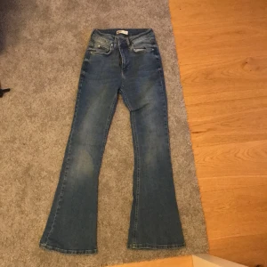 Jeans - Ett par superfina blå bootcut Jens som passar perfekt nu till hösten och vintern. Jag söljer sessa för att dom är för korta för mig och dom kommer inte till andvändning. Jensen är sparsamt använda och ser ut president som nya❤️Dom är i storlek s men är ganska korta i storleken jag är själv 170 men dom skulle säker passa någon som är rund 150-160❤️ betalas med Swish 