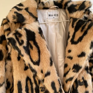 Superfin leokappa från Na-kd - Superfint fuskpälskappa från Na-kd i superfint skick✨ Storlek 36🐆 Budgivning om flera är intresserade💕