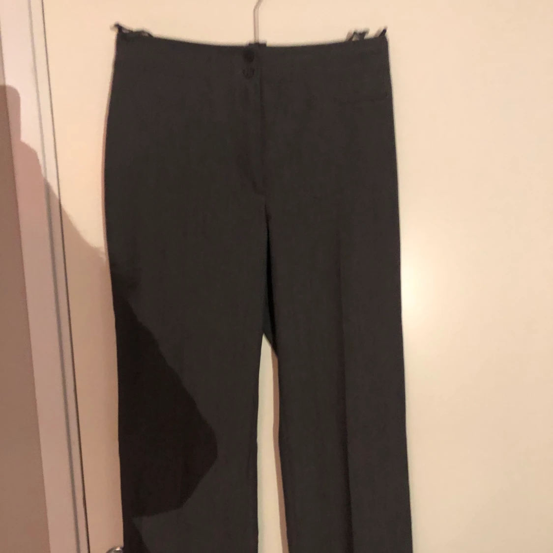 Gråa kostymbyxor 