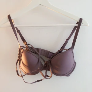 Bröst detalj  - Helt ny bh från missya. Strl 70b. Min mormor jobbar på en bh affär så får massor av bh-ar av henne men använder inte bh☺️ superkvalle, håller i många många år utan att bygeln blir sämre. Lätt pushup. Snygg detalj med straps över bröstet. Köparen står för frakt 