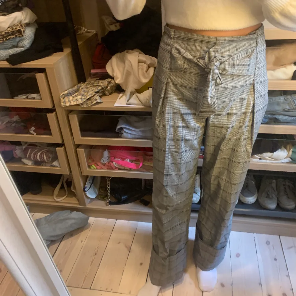 Rutiga kostymbyxor ifrån NA-KD, använd fåtal gånger och är i bra skick. Storlek 38 säljer för 200kr exklusive frakt. Kan skicka fler bilder vid intresse💓. Jeans & Byxor.