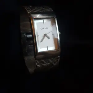 Superfin klocka äkta DKNY köpt I Oxford,England. Ca 16cm armbandslängd. Behöver nytt batteri