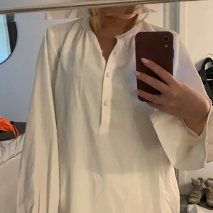 Vit blus  - Så fin vit blus från h&m, aldrig använd i storlek 36
