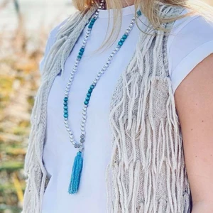 Halsband Tassle Frost - Långt halsband med silver och blått samt blå toffs.