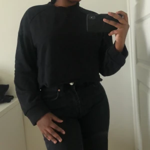 Sweater monki - Jättefin croppad sweater ifrån monki, skönt material sitter perfekt, nypris 299kr 