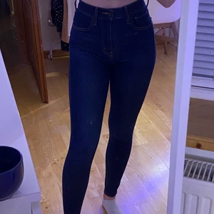 Levis jeans -  Använda ganska mycket men skulle säga att de va i nyskick . Färgen mörkblå. Från början kosta de 999kr 