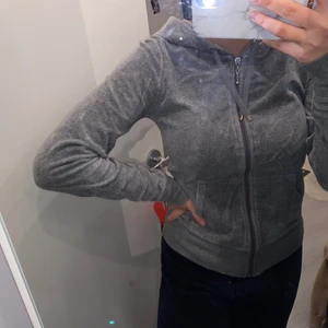 Grå kofta - En grå kofta med luva och dragkedja i storlek xs, den är ifrån Cubus och är i väldigt bra sick.