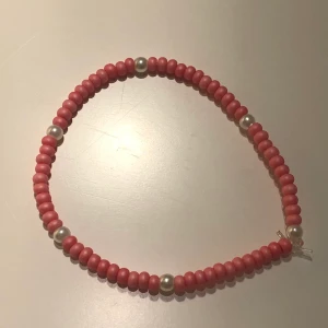 Armband💗 - Här är ett armband med 2 olika typer av pärlor, frakt är 22kr
