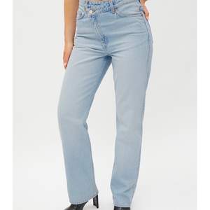 Helt nya jeans från Weekday! Modell: Skew High Crossover Storlek: 31 (passar mig som har 29-30 i jeans och S/M) Skick: Helt nya, avklippt prislapp Nypris: 600kr