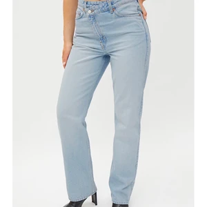 Helt nya weekday jeans  - Helt nya jeans från Weekday! Modell: Skew High Crossover Storlek: 31 (passar mig som har 29-30 i jeans och S/M) Skick: Helt nya, avklippt prislapp Nypris: 600kr