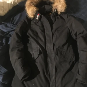Woolrich jacka  - Hej säljer min woolrich jacka då jag precis köpt en ny jacka den är använd en vinter väldig fräsch snygg välvårdade icke rökare, storlek xs funkar som s med , har flyttat så hittar tyvärr inte kvittot men man ser att den är 100 procent äkta därav säljer jag den  så billigt kan sänka vid snabb affär 