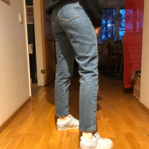 Mom jeans - Ett par mom jeans från Zara i storleken 32. För mig är dem lite korta och jag är 164. Om man inte kan mötas upp i Gävle tillkommer frakt!💕