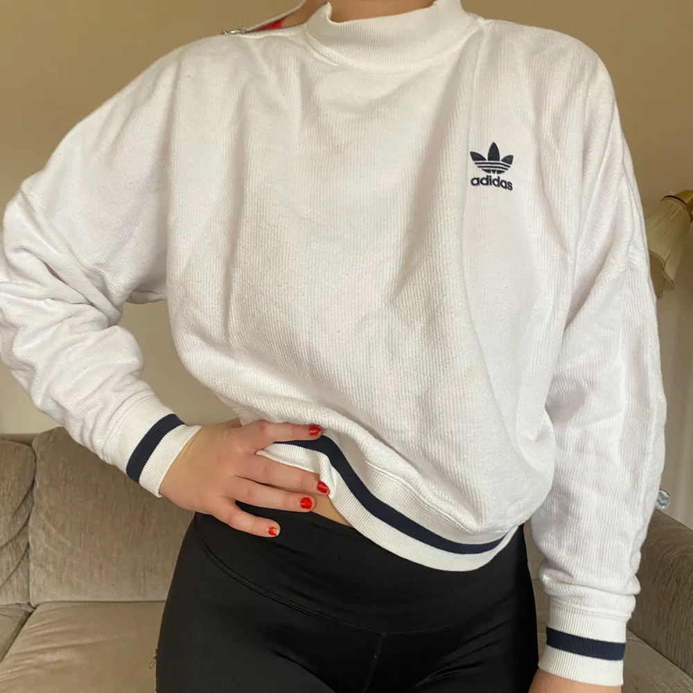 Adidas tröja i crop modell, bra skick säljs då den inte kommer till användning inköpt i London . Hoodies.