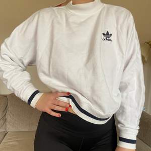 Adidas tröja i crop modell, bra skick säljs då den inte kommer till användning inköpt i London 