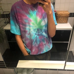 Vintage T-shirt - Vintage Tie Dye T-Shirt. Storlek XL men kan även passa M och L fint ifall man stoppar in tröjan i byxorna. Möts i Malmö och tar Swish. Står ej för frakt! 