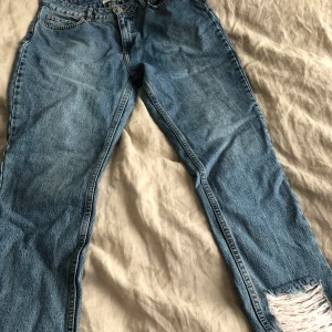 Raka jeans med detaljer - sååååå snygga jeans från NAKD som tyvärr var fel storlek men kunde inte skicka tillbaka så därav aldrig andvända! Asnajs slitningar längst ner, modellen är rak