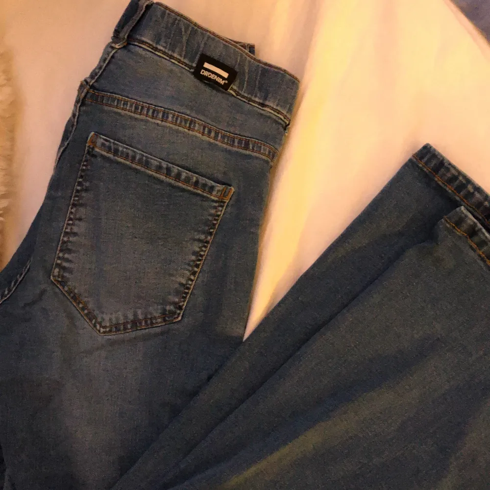 Säljer ett par dr Denim jeans som är blåa bootcut! Sitter svin bra men har blivit lite för små för mig. Frakt tillkommer som sagt och strl M💗 orginalpris är 499kr!. Jeans & Byxor.