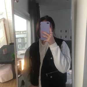 Väst från hm  - Köpt för några månader sedan men aldrig använd! 💓            Har vanligtvis M men köpt i L så tjocktröjor passar under:)