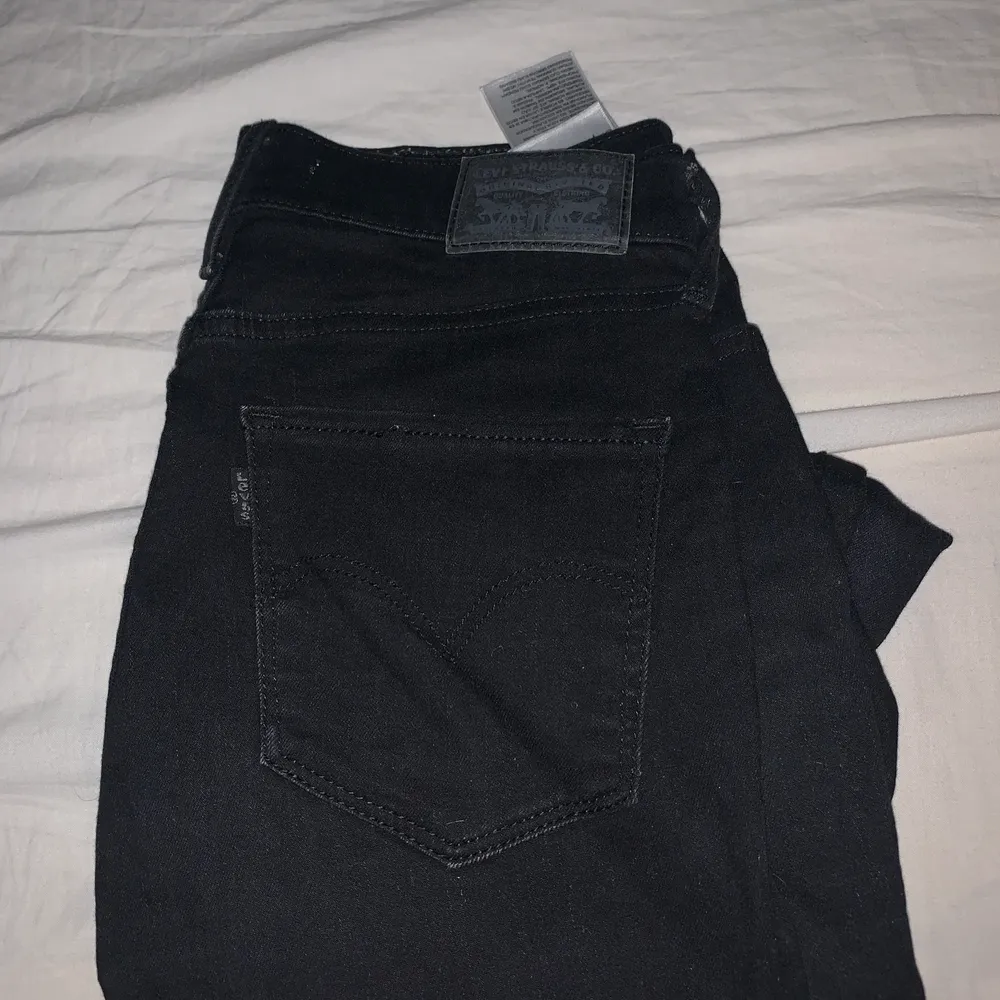 Svarta Levis jeans. High Rise super skinny storlek 36. Super fina och stretchiga material. Jeans & Byxor.