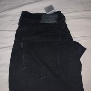 Svarta Levis jeans. High Rise super skinny storlek 36. Super fina och stretchiga material