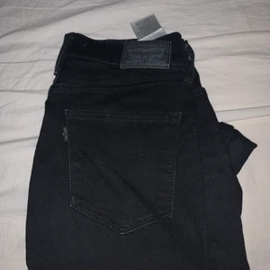 LEVIS jeans - Svarta Levis jeans. High Rise super skinny storlek 36. Super fina och stretchiga material