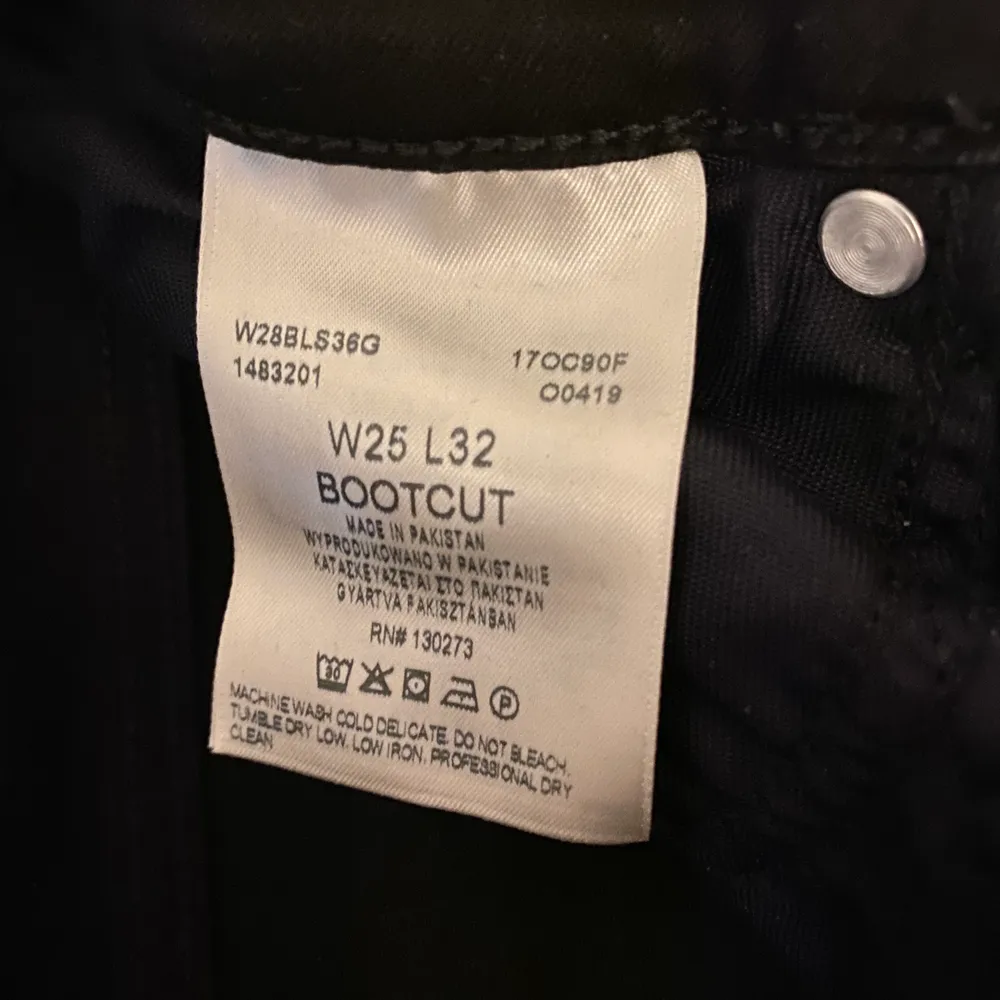 Wrangler bootcut jeans svarta i strl 25/32 och använda endast 1 gång! Jag köpte dessa för 900kr . Jeans & Byxor.