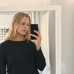 Blå sweatshirt - Blå tröja/kofta med snyggt mönster. Storlek 158/164 och från märket Holly & Whyte. 