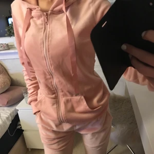 Rosa sammet set - Rosa sammets mjukisset i storlek m men sitter som en s, verkligen jätte skönt material! Båda för 100kr eller 50kr styck 💕