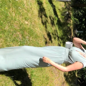 Balklänning  - En blå balklänning i storlek S/M, en hyfsat lång klänning som passar tjejer mellan 165-175cm. Säljer på grund av det endast är använd en gång. Lätt att styla och har en väldigt fin passform