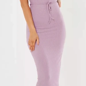 OANVÄND lila ribbad klänning 💜 - SWISH FUNKAR 💜Plagget är endast testat men aldrig använt. Ribbat material och så snyggt mot kroppen! Säljes då den är för stor. 