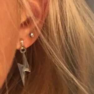 blixtörhängen - Coola blixt örhängen, nickelfria. frakt 11kr 💕