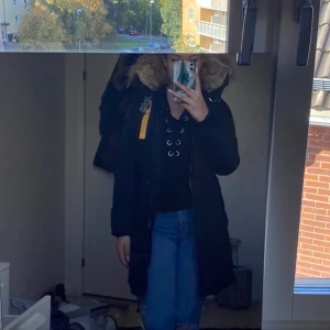 Parajumper long bear slim fit - Gammal modell. Slitet tyg i fickan som losstnat.  