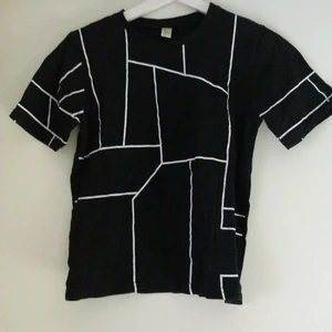 T-shirt med mönster!  - En t-shirt med vitt mönster i One Size, men passar för XS