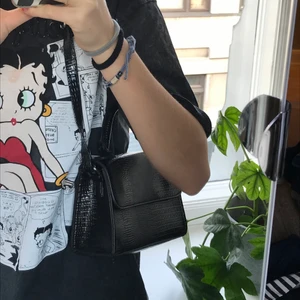 svart väska  - skitcool svart axelväska! ny skick! (aldrig använd) 🥰🥰 skriv gärna privat vid intresse💗 från primark! 