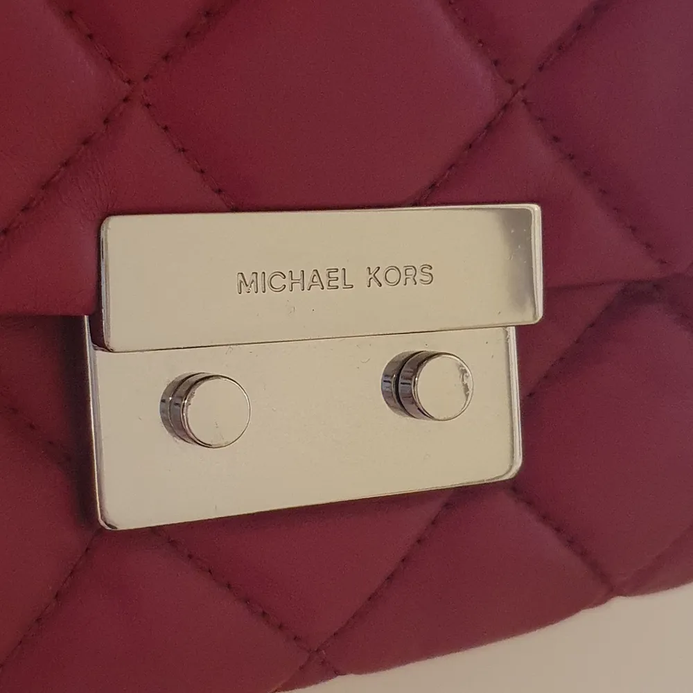 Michael Kors Quilted Leather Sloan Chain Messenger Crossbody Bag Raspberry Pink🎀 .22*3*14cm. Köparen betalar frakten på 63: spårbart📦. Väskor.
