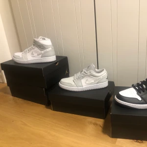 Jordans  - Säljer dessa, från vänster:                                                  Jordan 1 Mid White Camo - US 7 / EU 40 - 1800kr       Jordan 1 Low White Camo - US 7 / EU 40 - 1700kr        Jordan 1 Shadow Grey / White Shadow US 10.5 / 44.5 - 1600kr 