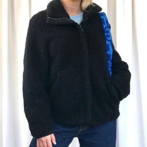 Teddyjacka - Svart teddyjacka. Supervarm och skön, perfekt till vintern!💖