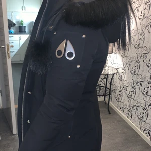 Moose knuckles jacka xs - Jag säljer min moose knuckles jacka i storlek xs. Jackan köptes i oktober 2019 och har använts en del. Jackan är i bra skick men kan behöva kemtvättas! Den är köpt för 10.500:- i Länna sport (kvitto medföljer) och säljs för 8000:-