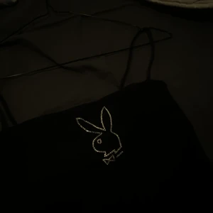 Linne playboy - linne med playboy kaninen. gjort själv använt fåtal gånger. storlek s. 100kr frakten ingår⚡️⚡️