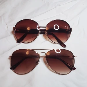 Solglasögon - Ett par runda och ett par pilotglasögon. 40kr för båda eller 25kr st💙