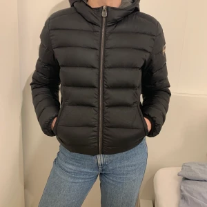 Colmar jacka - Säljer min superfina svarta Colmar jacka, då den är lite för liten. Den är i väldigt fint skick och den köptes förra vintern, kostade 5000kr i originalpris. Den är i storlek 44 (Italiens storlek) och det motsvarar storlek S/36. Frakt ingår inte och kan mötas upp i Stockholm!