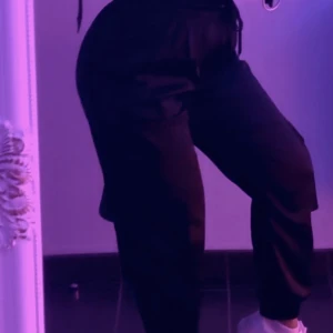 Blanka cargopants - Blanka (satin) cargo byxor från monki storlek S