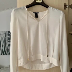 Vit blus  - Fin vit blus med knytsnören till från H&M i Strl 34🥰 buda på!